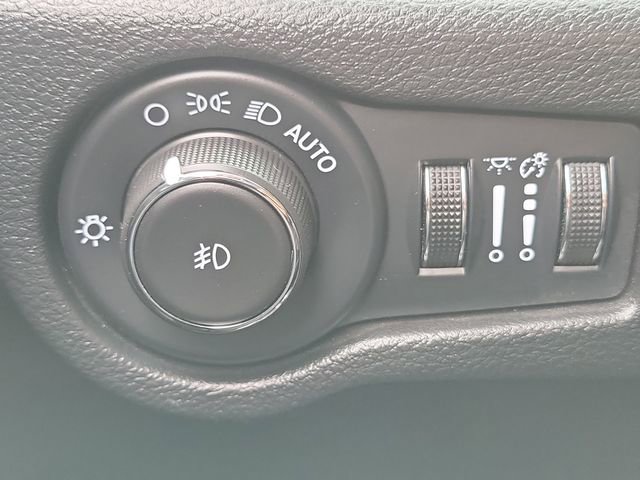 Used 2025 Chrysler Pacifica Select image 19