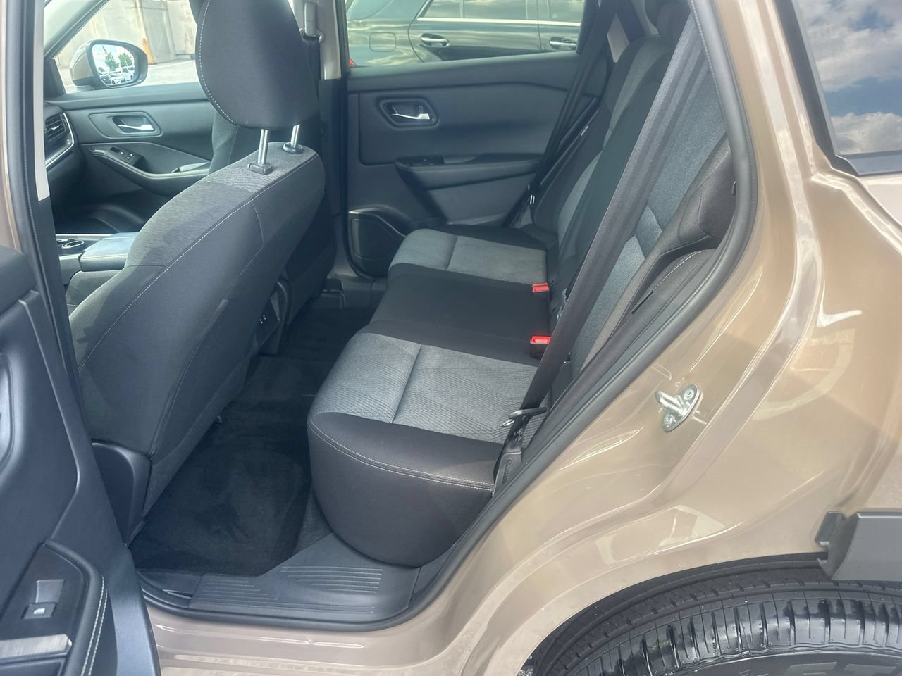 Used 2025 Nissan Rogue SV AWD/4WD image 23