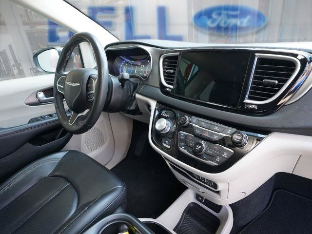 Used 2023 Chrysler Pacifica Touring-L FWD image 18