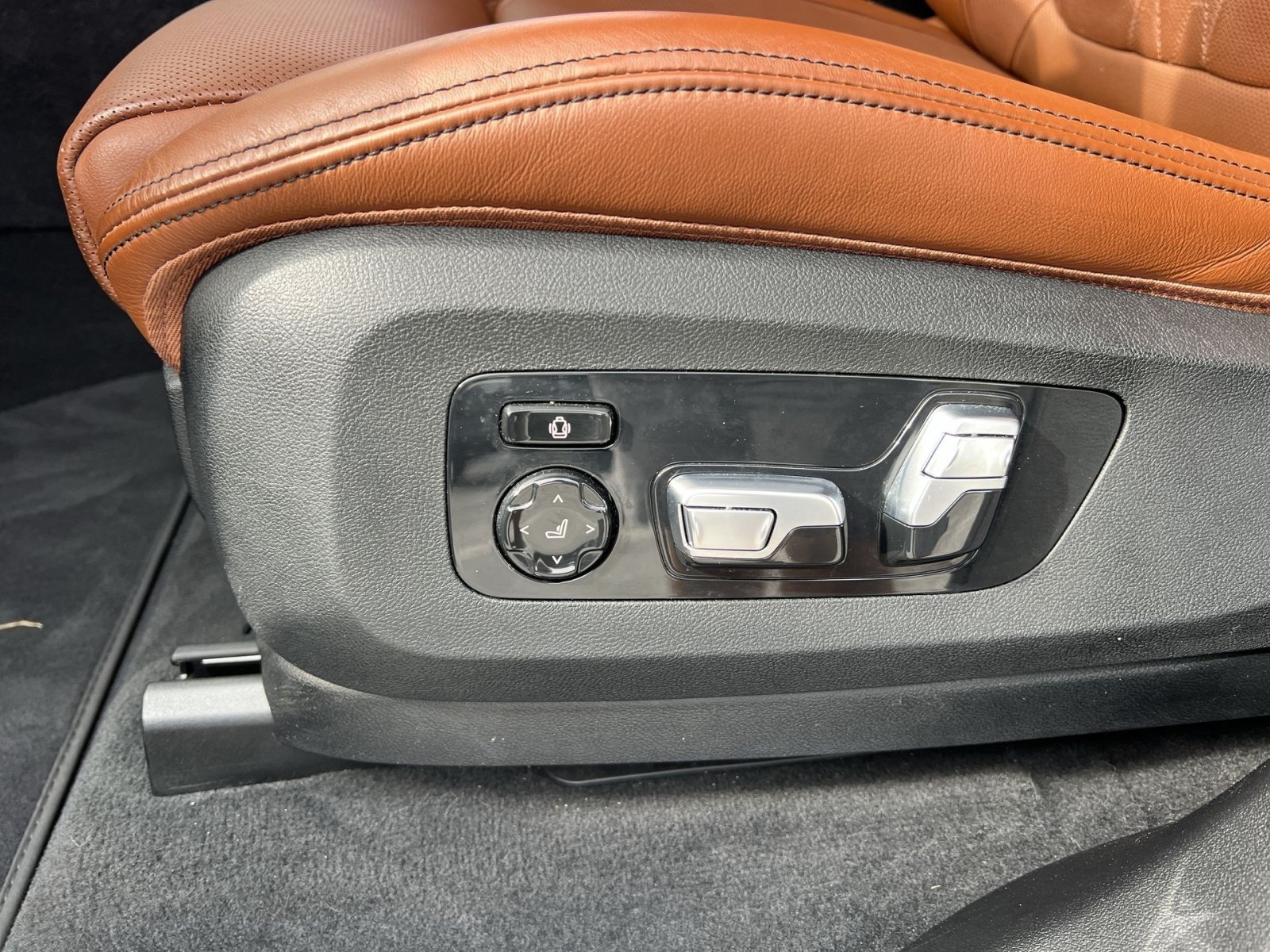 Used 2024 BMW X7 M60i w/ Executive Package AWD/4WD image 14