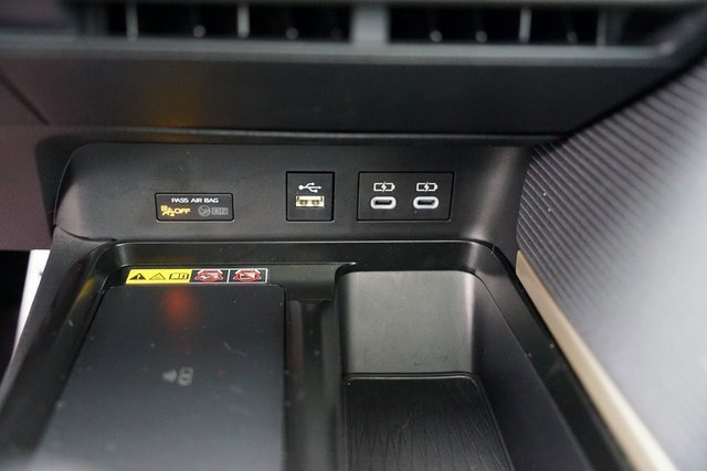 Used 2025 Toyota Camry SE w/ Multimedia Upgrade Package image 17