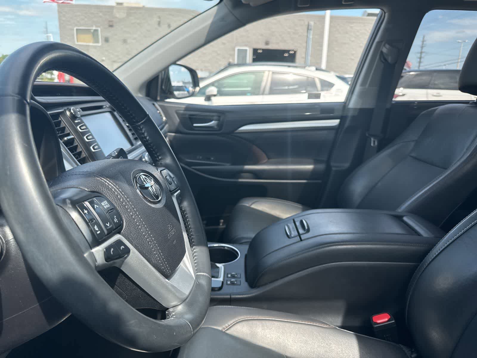 Used 2019 Toyota Highlander AWD V6 image 31