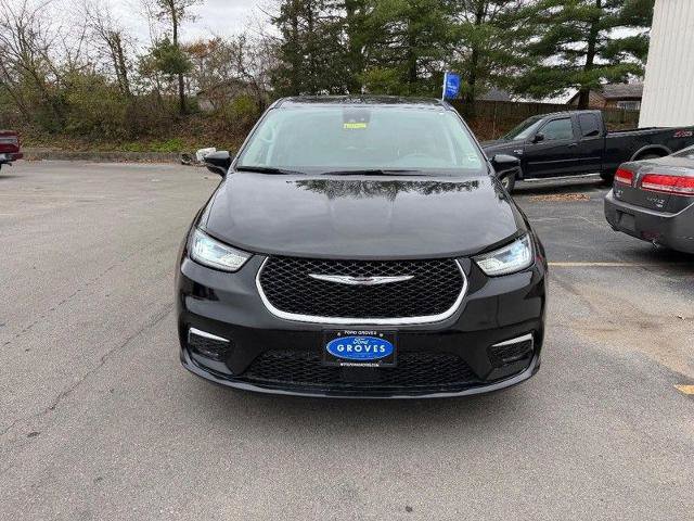 Used 2024 Chrysler Pacifica SELECT image 2