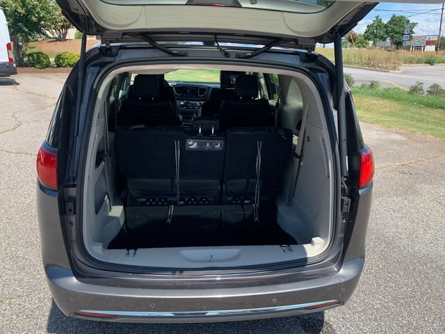 Used 2018 Chrysler Pacifica Touring-L Plus w/ Tire & Wheel Group FWD image 9