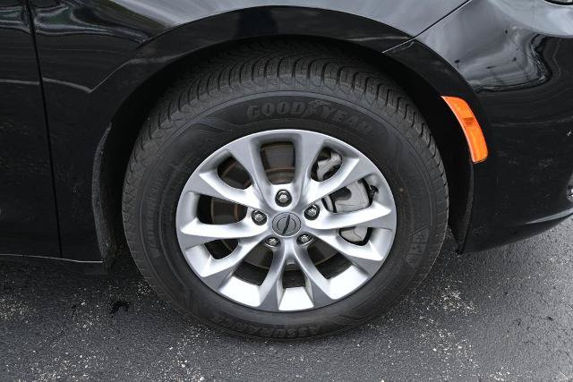 Used 2024 Chrysler Pacifica Touring-L AWD/4WD image 17