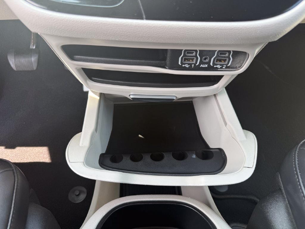 Used 2024 Chrysler Pacifica Touring-L FWD image 33
