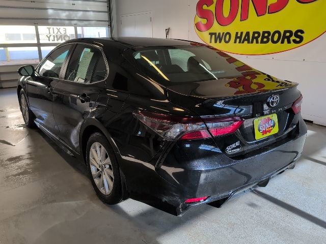 Used 2023 Toyota Camry SE image 3