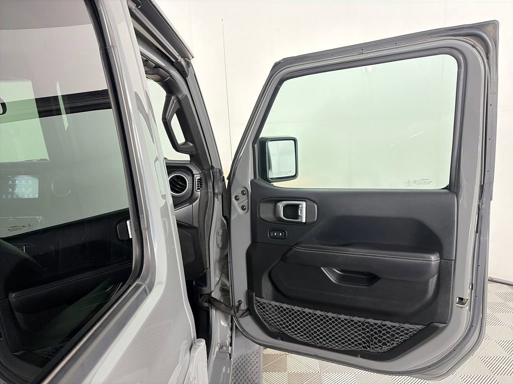 Used 2018 Jeep Wrangler Unlimited Sahara w/ Cold Weather Group AWD/4WD image 32