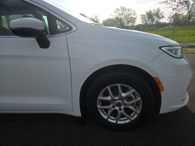 Used 2023 Chrysler Pacifica Touring-L FWD image 4