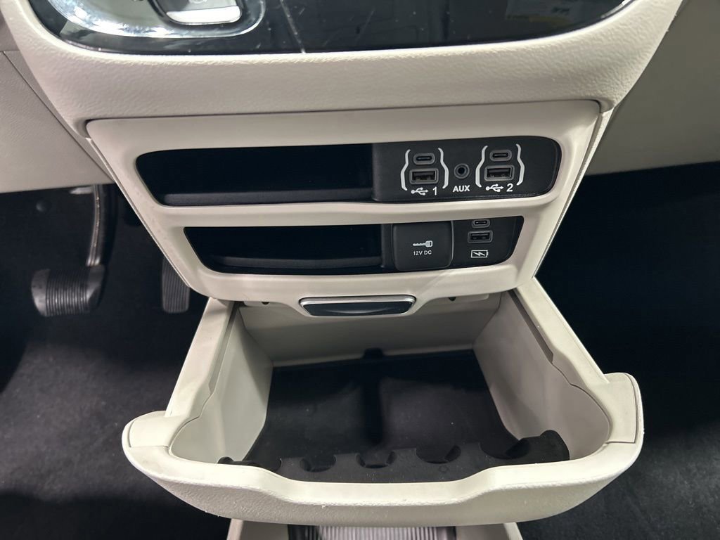 Used 2022 Chrysler Pacifica Touring-L image 20