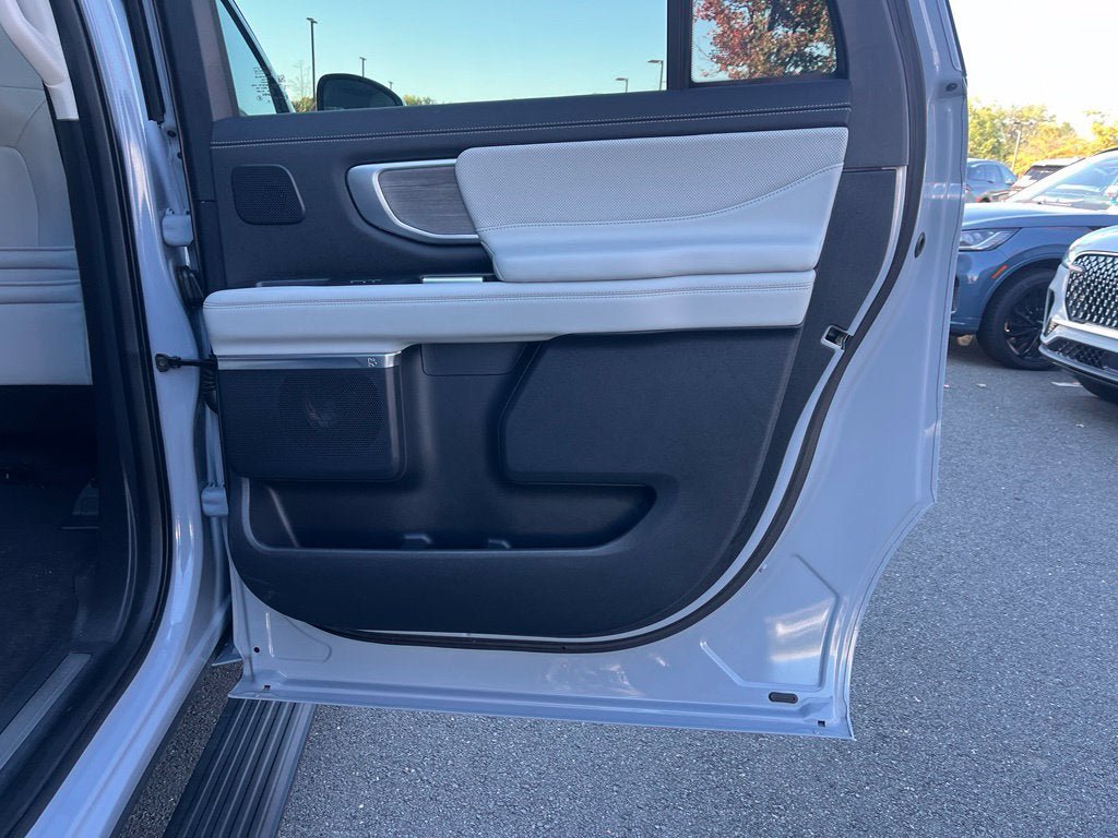 Certified 2025 Ford Expedition Max Platinum w/ Platinum Ultimate Package AWD/4WD image 18