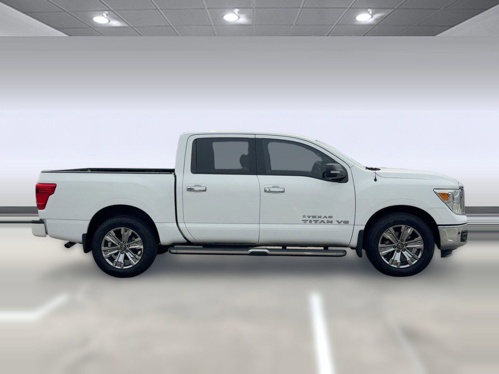 Used 2018 Nissan Titan SV w/ SV Convenience Package image 2