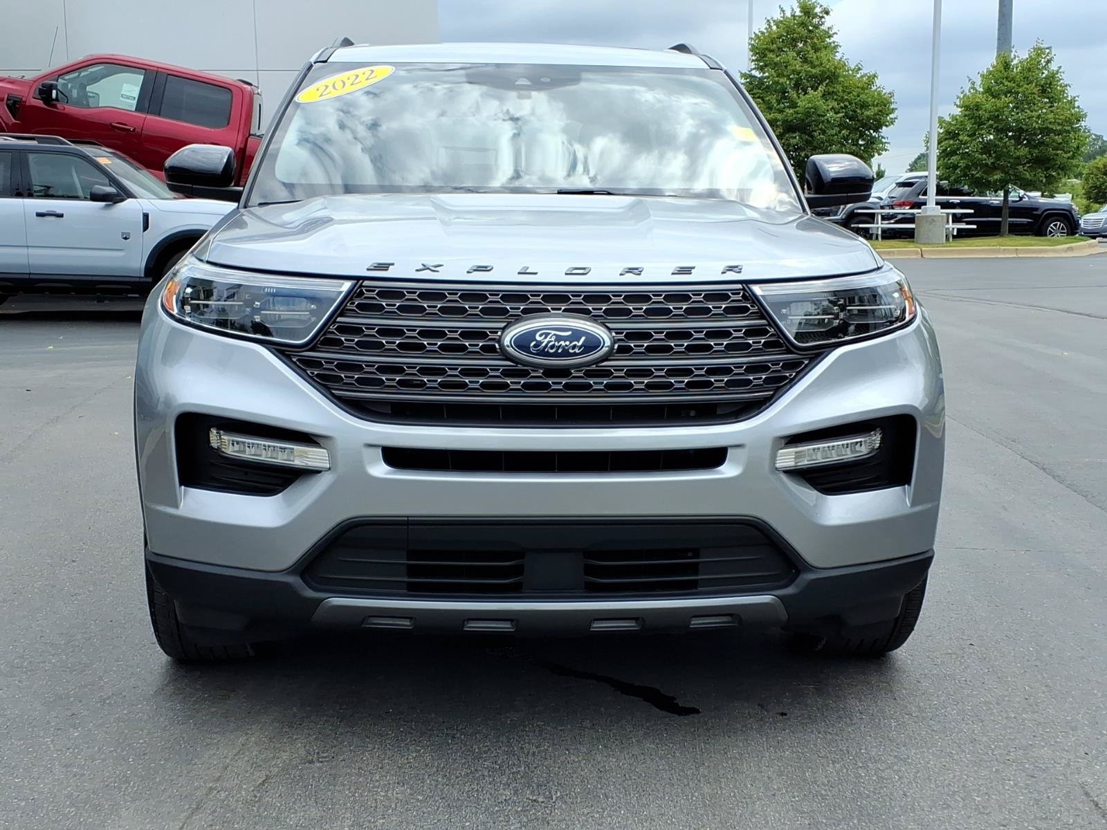 Certified 2022 Ford Explorer XLT w/ Equipment Group 202A AWD/4WD image 2