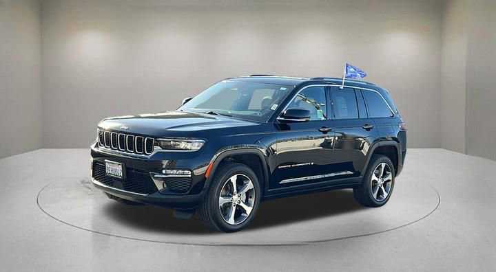Used 2023 Jeep Grand Cherokee Limited AWD/4WD image 2