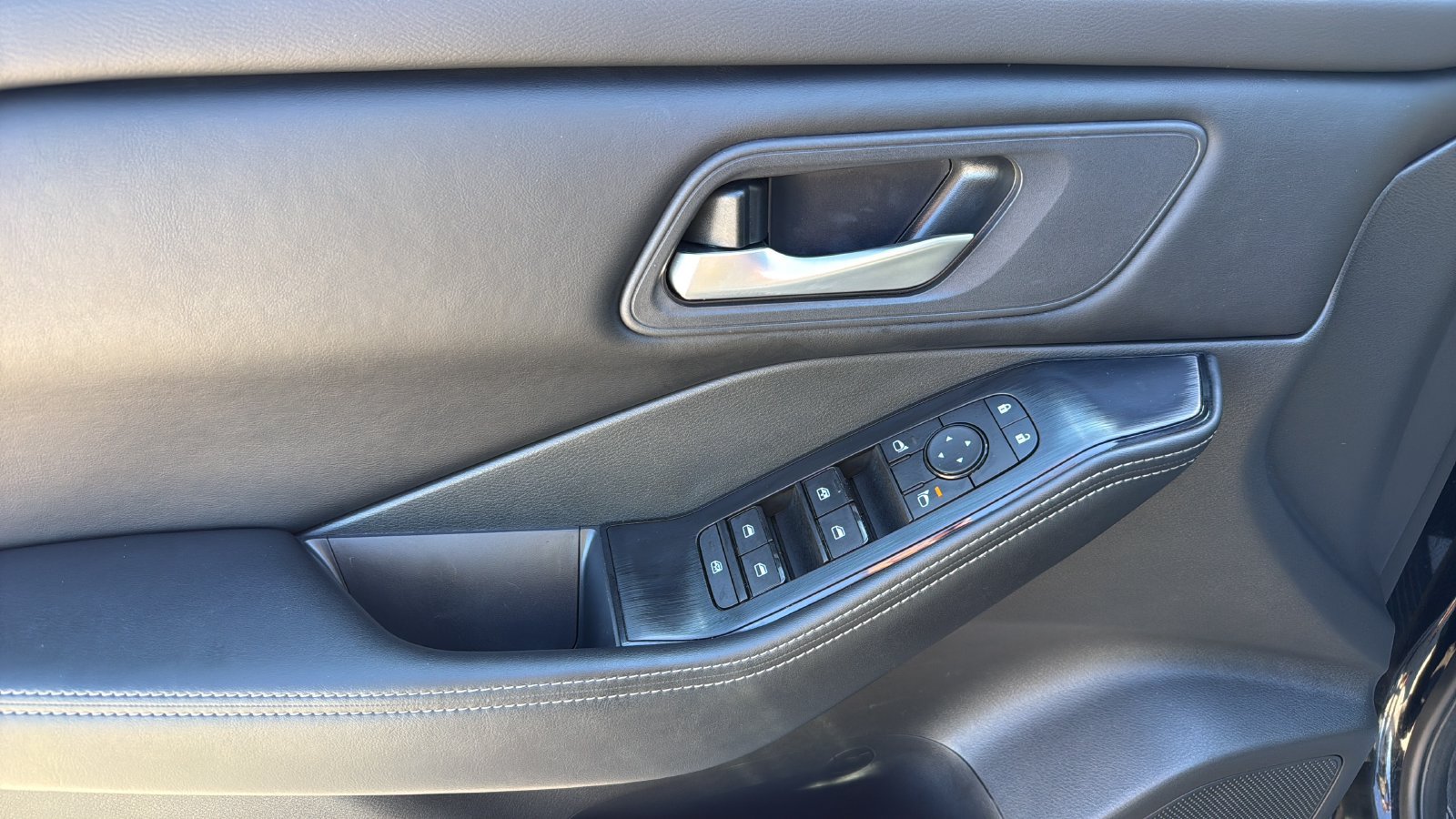 Used 2026 Nissan Rogue SV FWD image 8