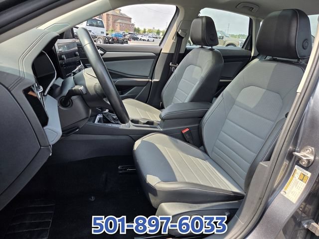 Used 2025 Volkswagen Jetta SE FWD image 9