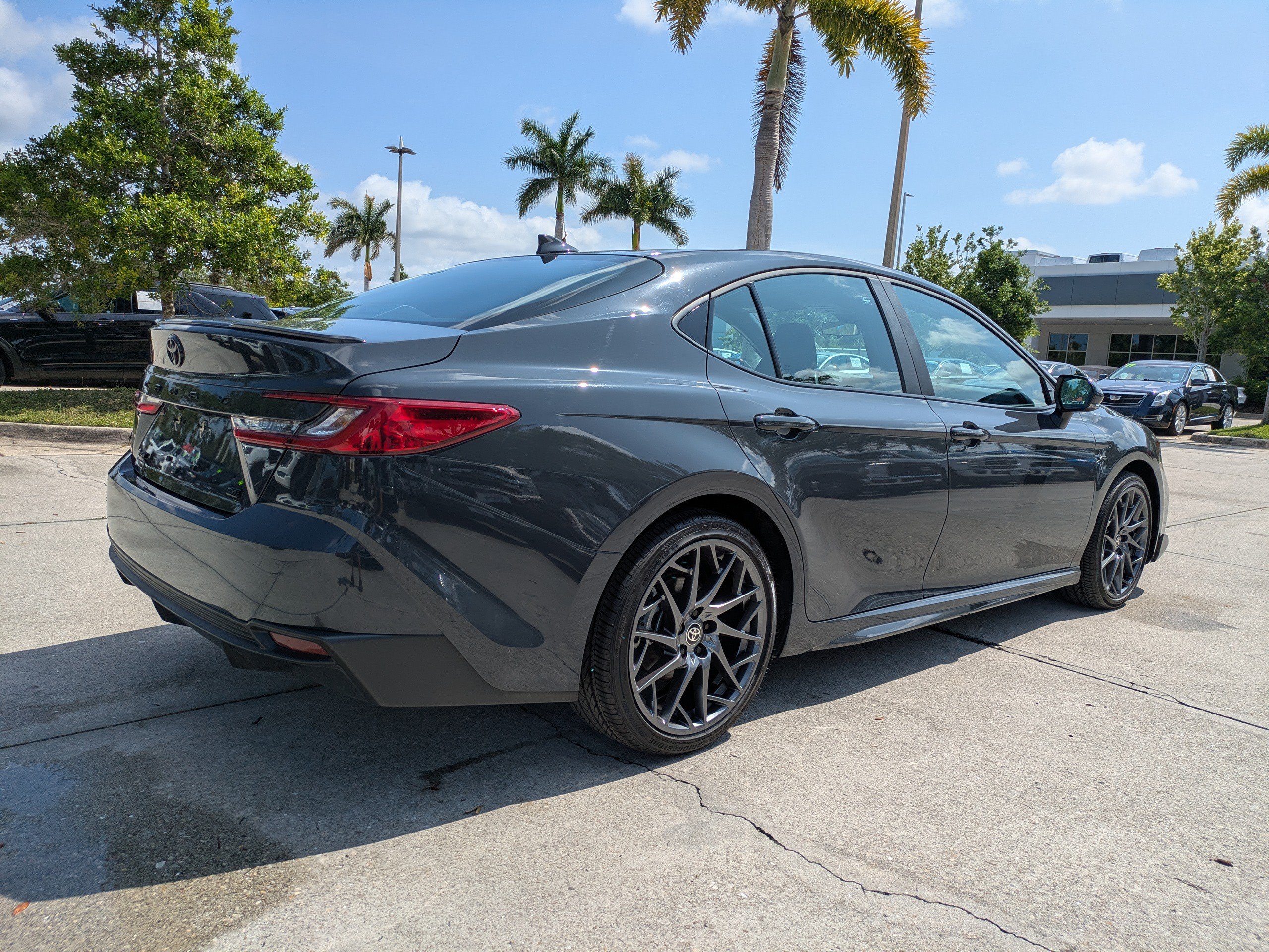Used 2025 Toyota Camry SE FWD image 4