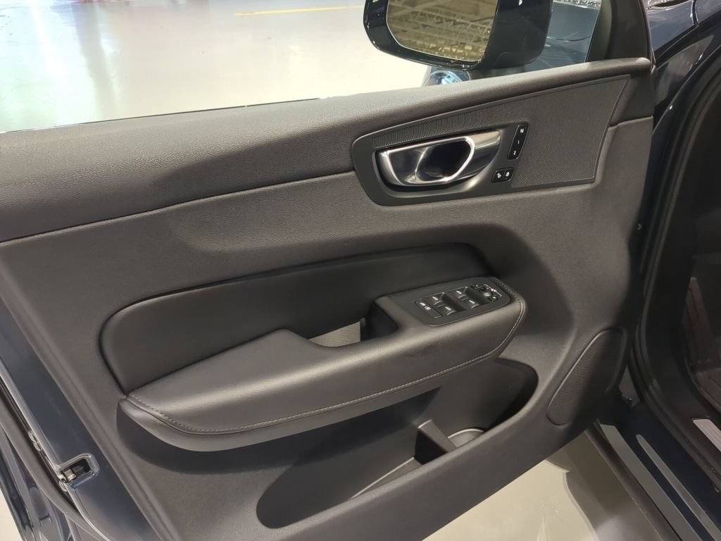 Used 2025 Volvo XC60 B5 Plus AWD/4WD image 14