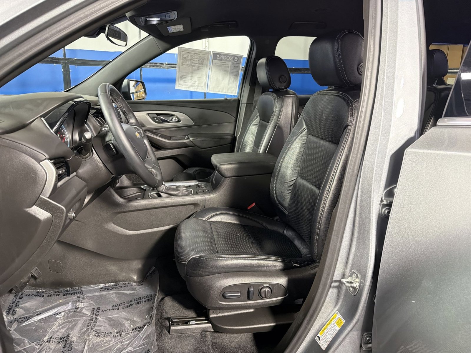 Used 2023 Chevrolet Traverse LT image 25