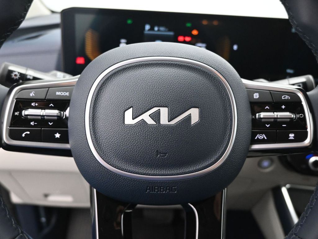 Used 2025 Kia Carnival EX image 12