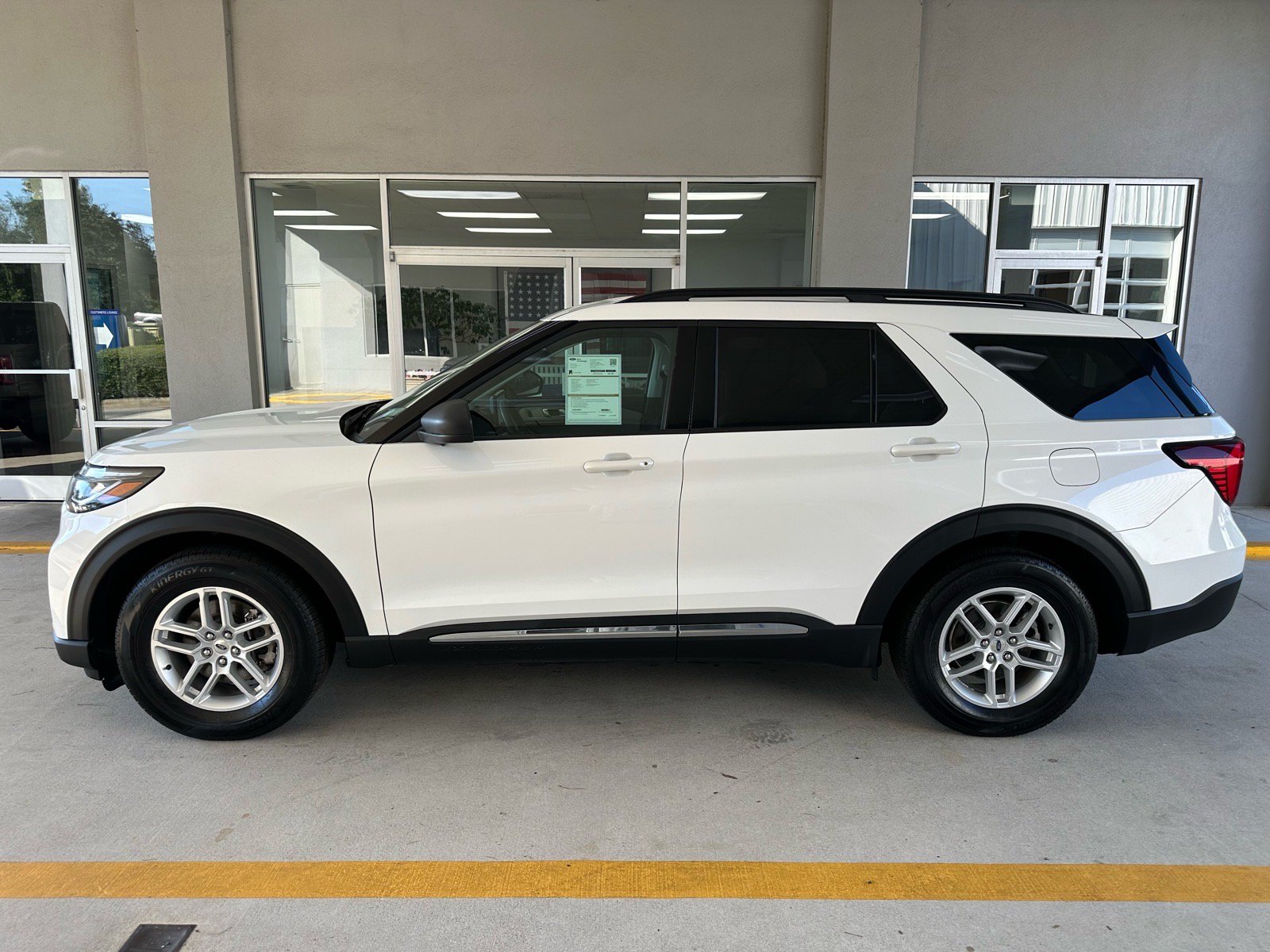Certified 2025 Ford Explorer Active w/ Active Comfort Package RWD image 4
