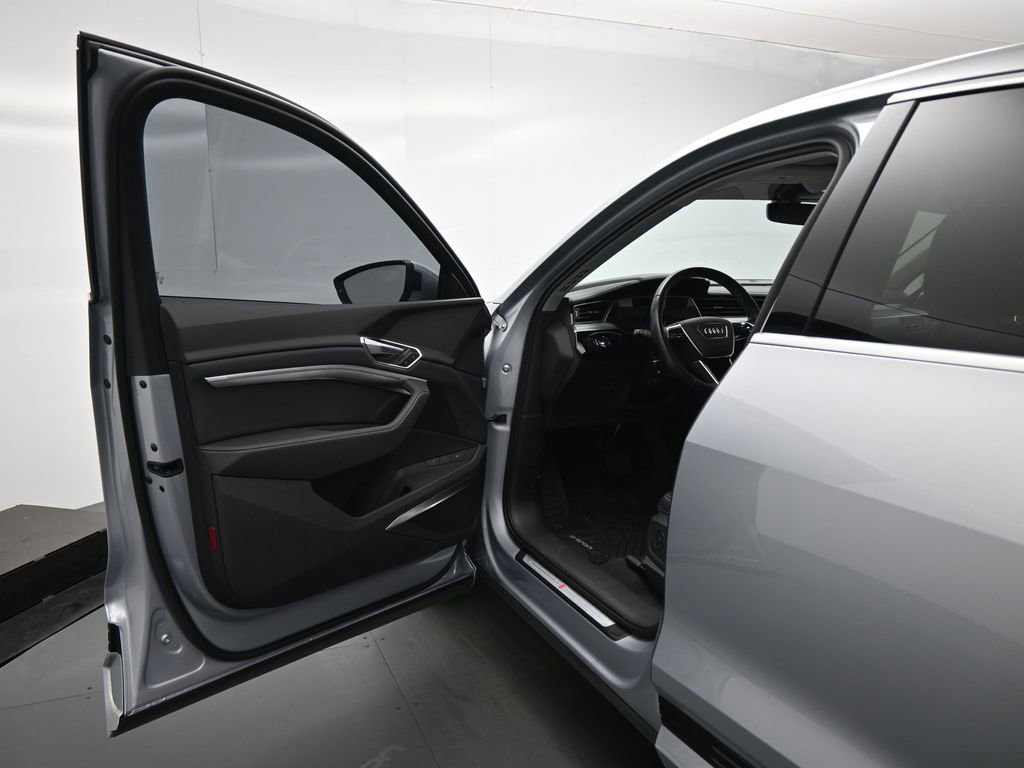 Used 2022 Audi e-tron Premium Plus image 8