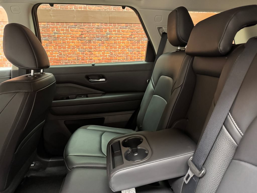 Used 2025 Nissan Pathfinder SL AWD/4WD image 4