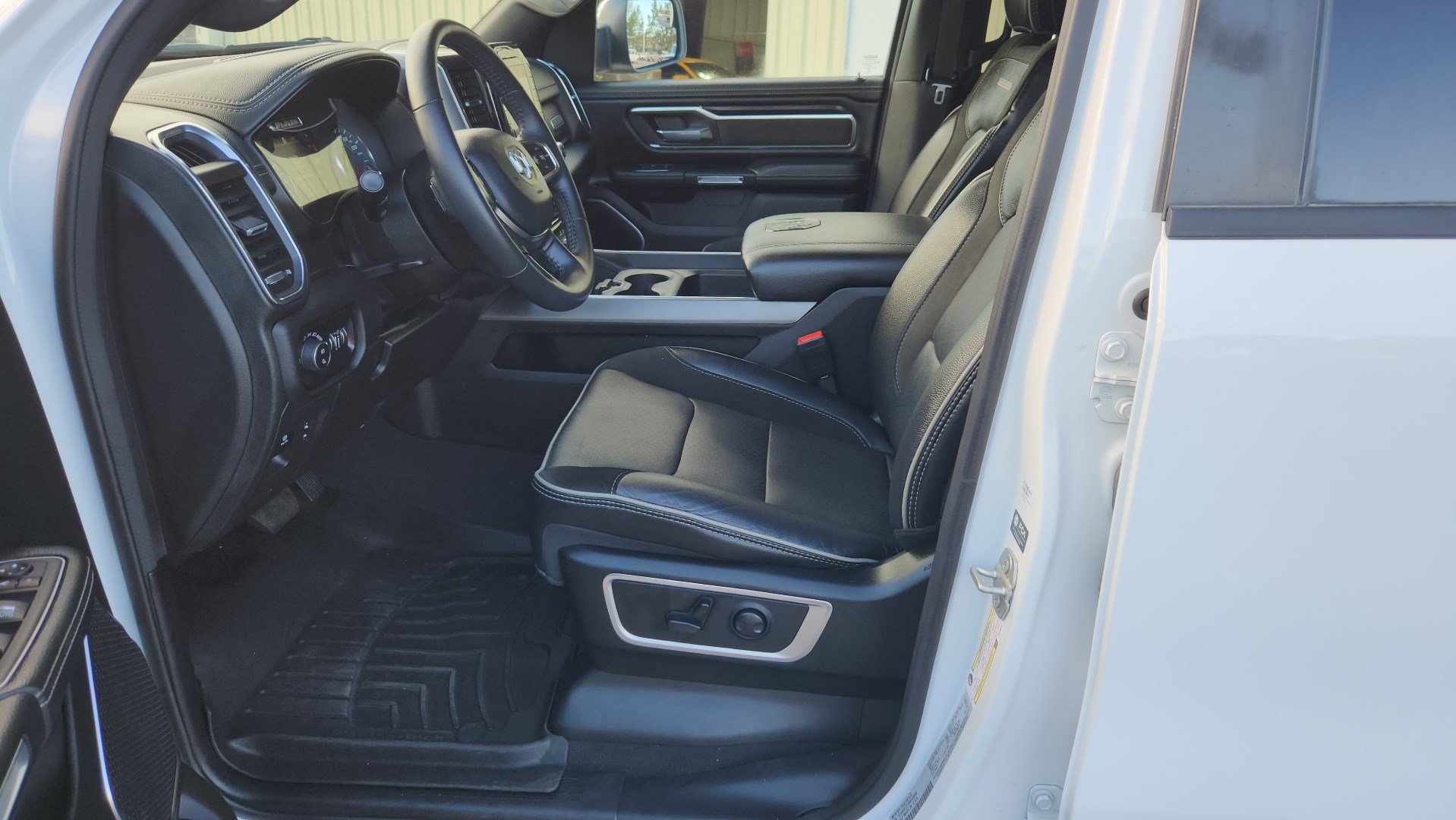 Used 2024 RAM 1500 Laramie AWD/4WD image 18