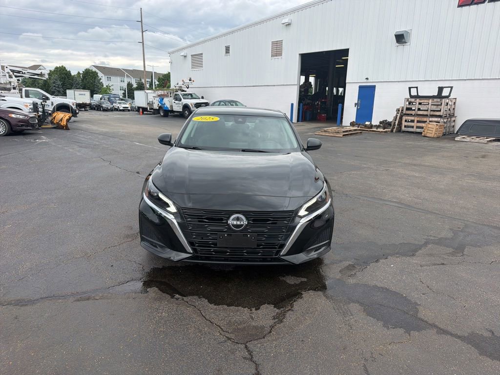 Used 2025 Nissan Altima 2.5 SV FWD image 3