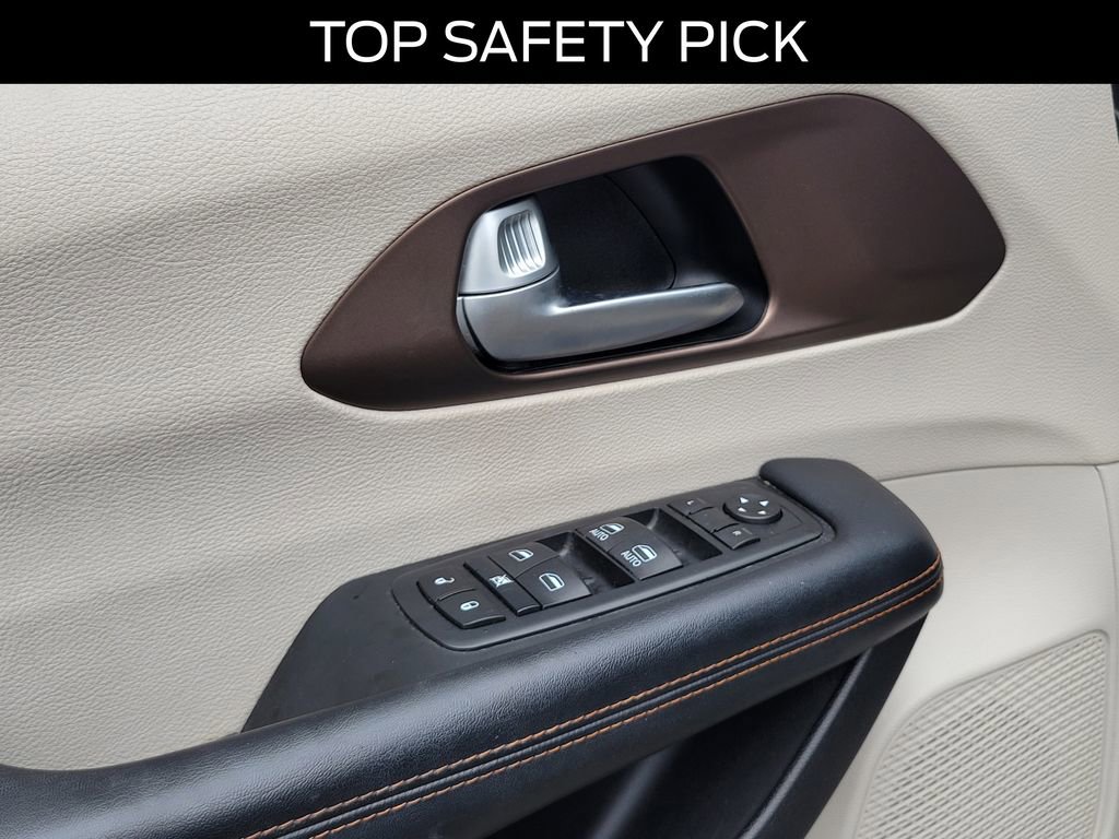 Used 2017 Chrysler Pacifica Touring-L FWD image 18