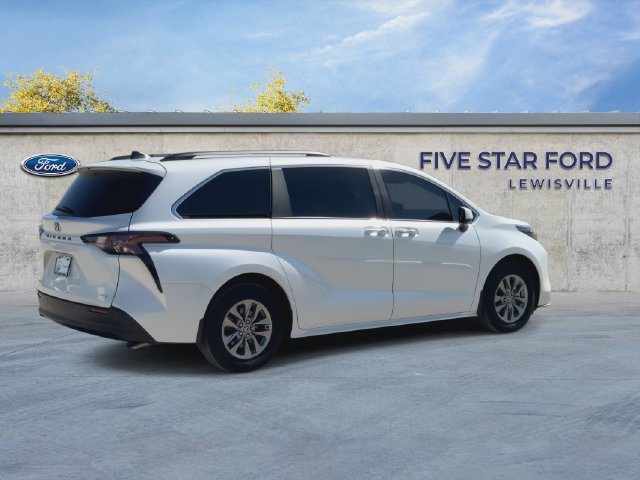 Used 2025 Toyota Sienna XLE AWD/4WD image 8
