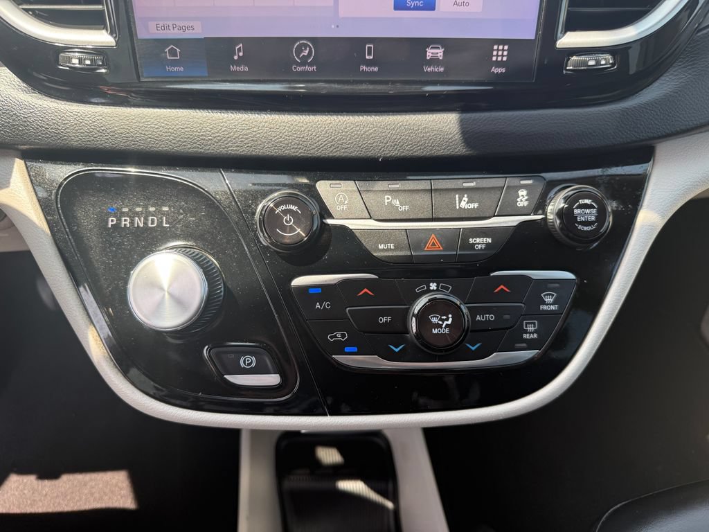 Used 2024 Chrysler Pacifica Touring-L FWD image 34