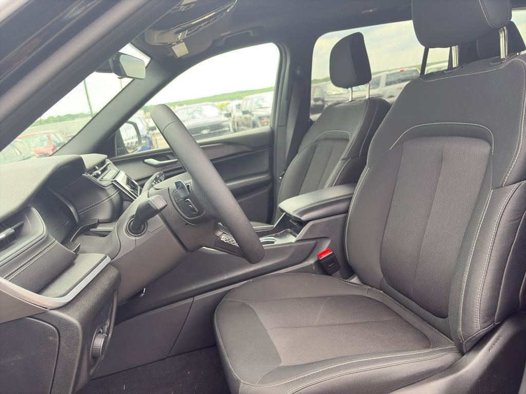 Used 2025 Jeep Grand Cherokee L Laredo RWD image 10