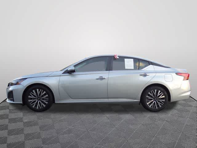 Used 2023 Nissan Altima 2.5 SV FWD image 2