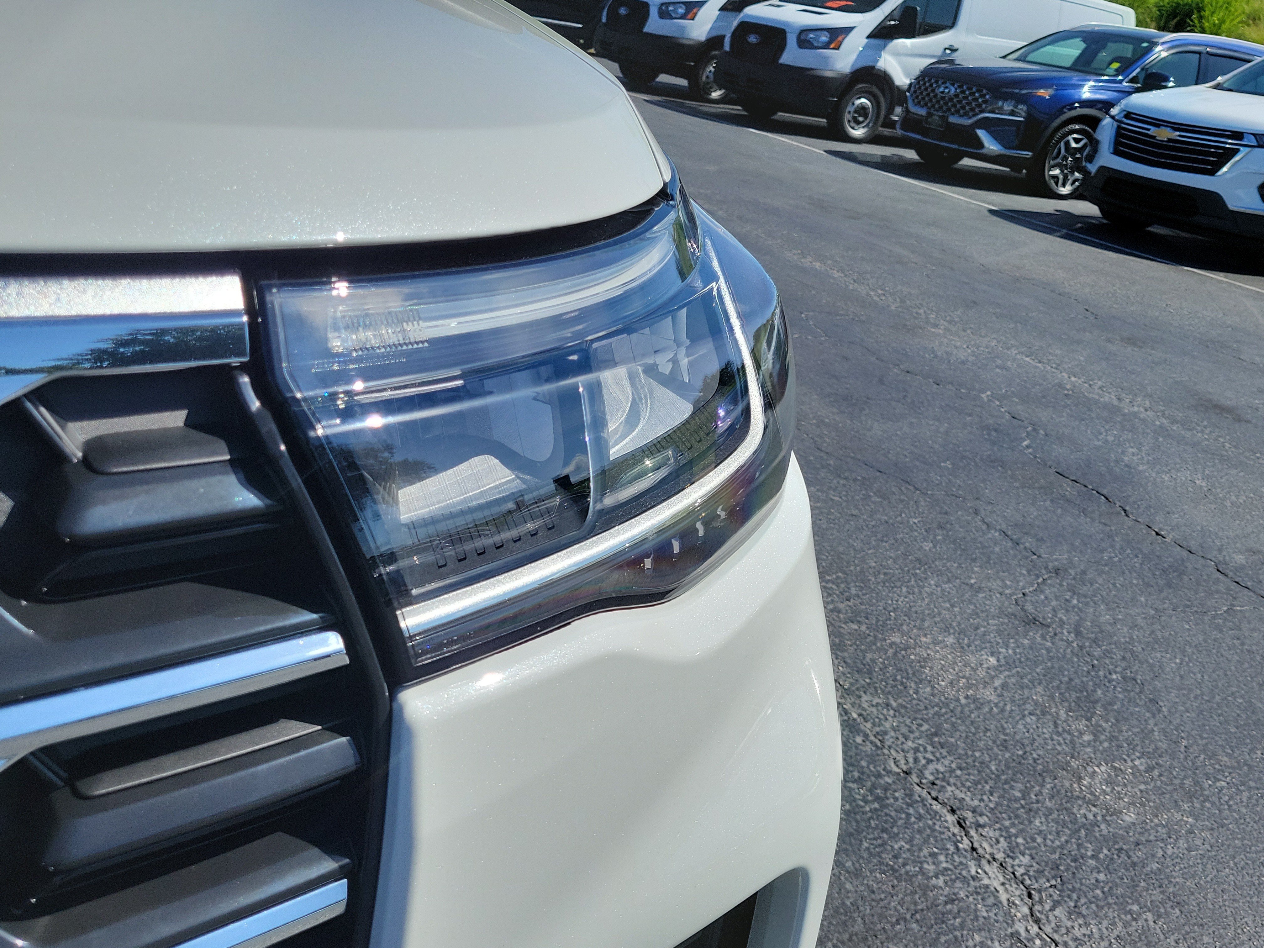 Certified 2025 Ford Explorer Active RWD image 3
