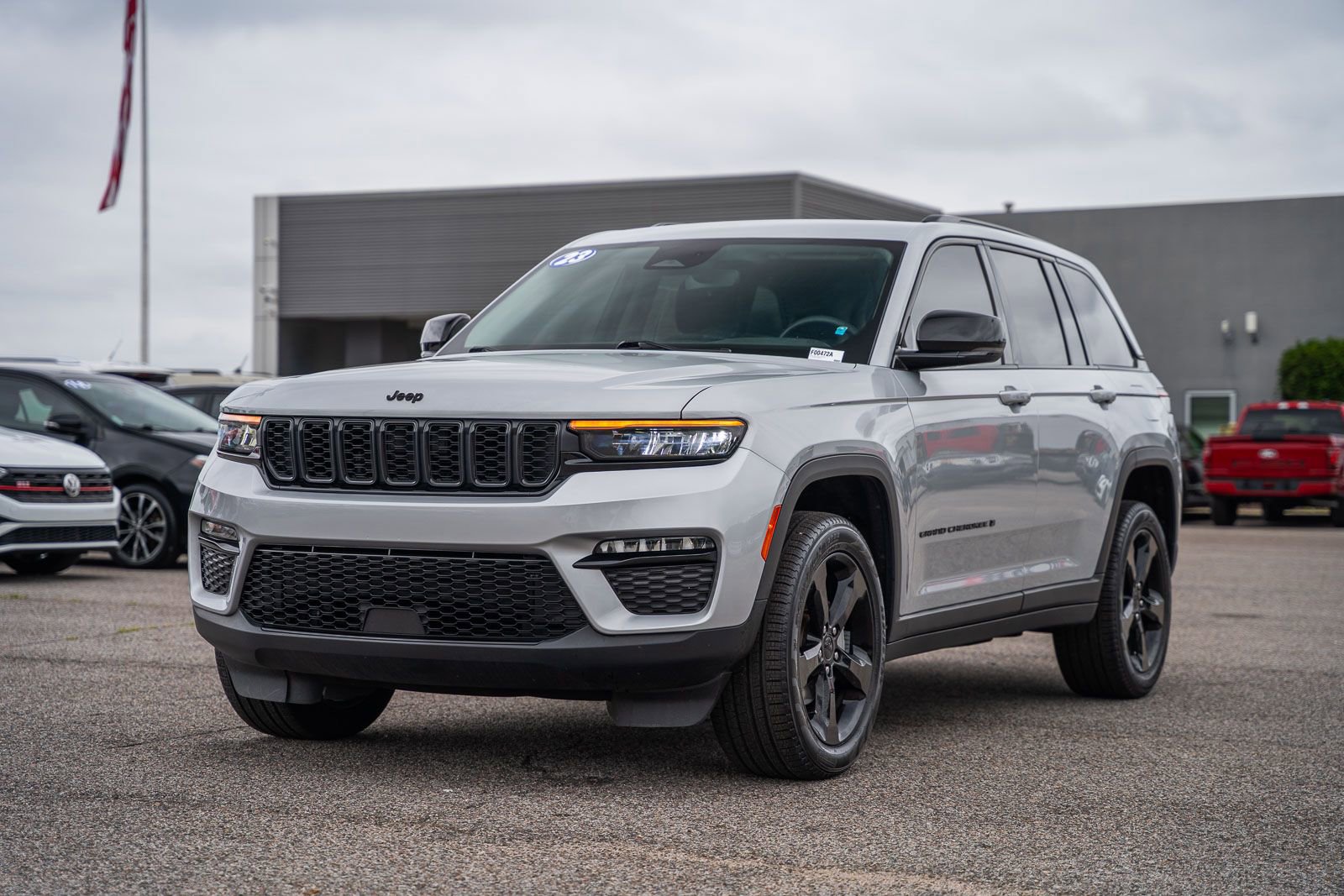 Used 2023 Jeep Grand Cherokee Limited w/ Black Appearance Package AWD/4WD image 3
