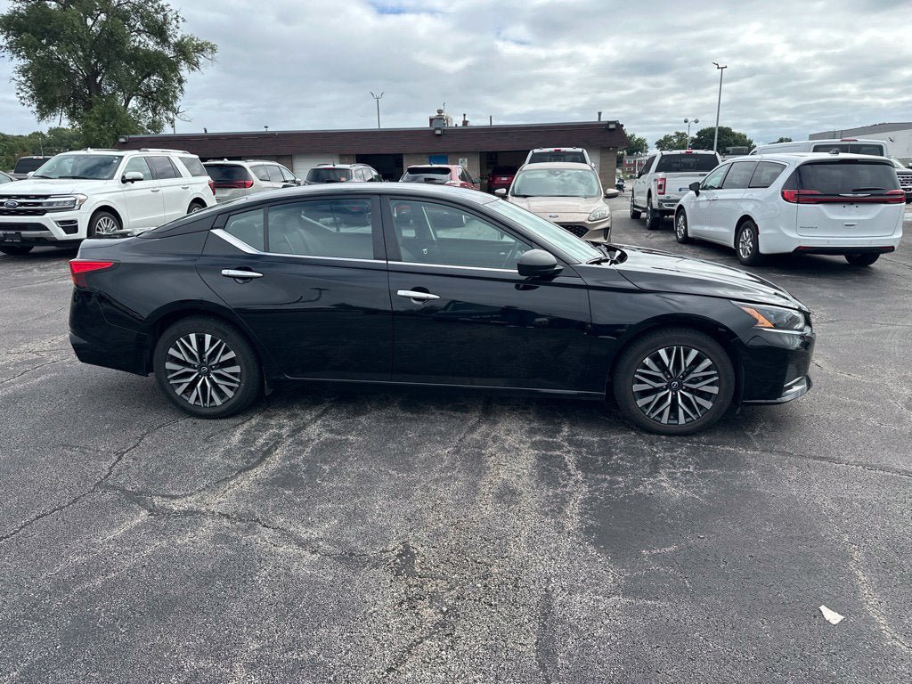 Used 2024 Nissan Altima 2.5 SV FWD image 4