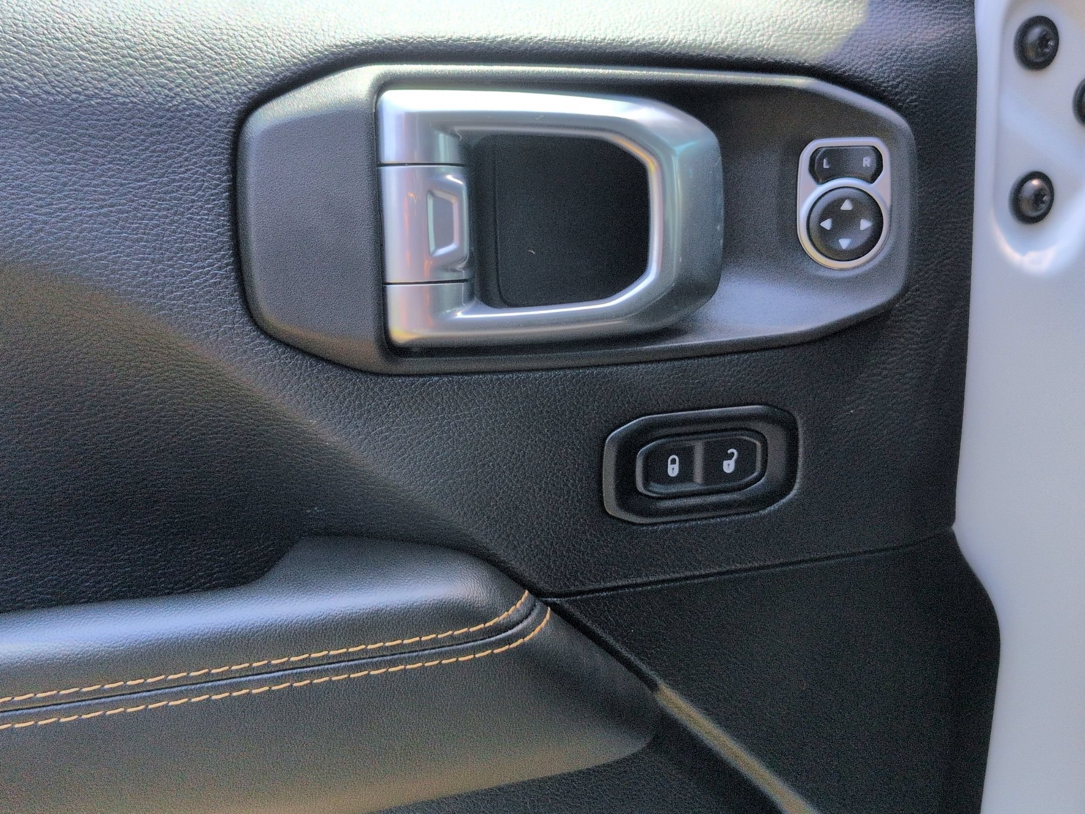 Used 2024 Jeep Wrangler Unlimited Sahara w/ Technology Group AWD/4WD image 14