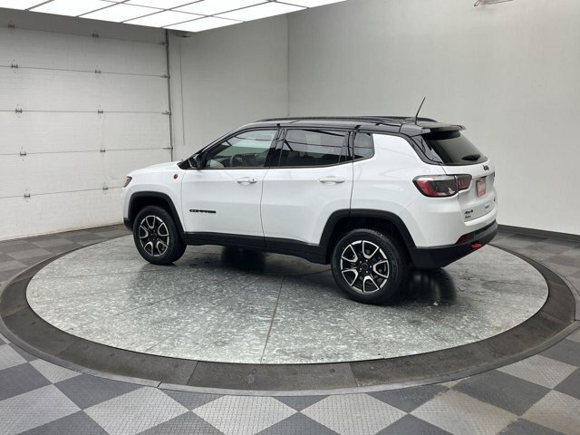 Used 2025 Jeep Compass Trailhawk AWD/4WD image 2