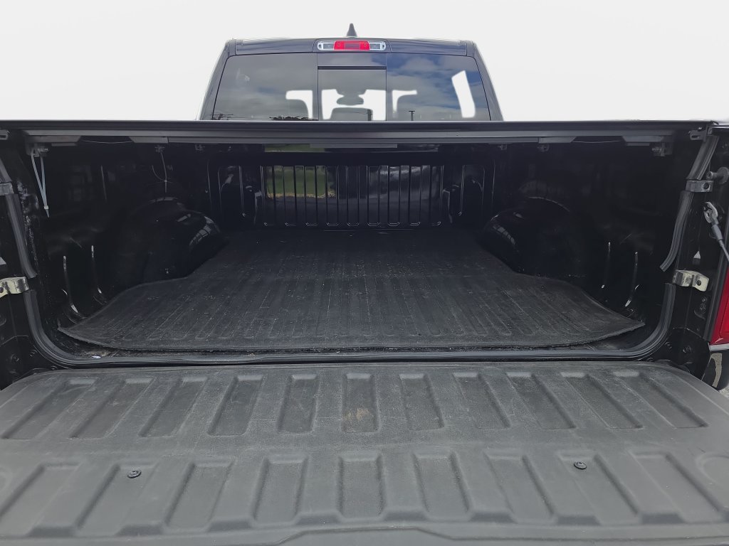 Used 2019 RAM 1500 Laramie AWD/4WD image 10