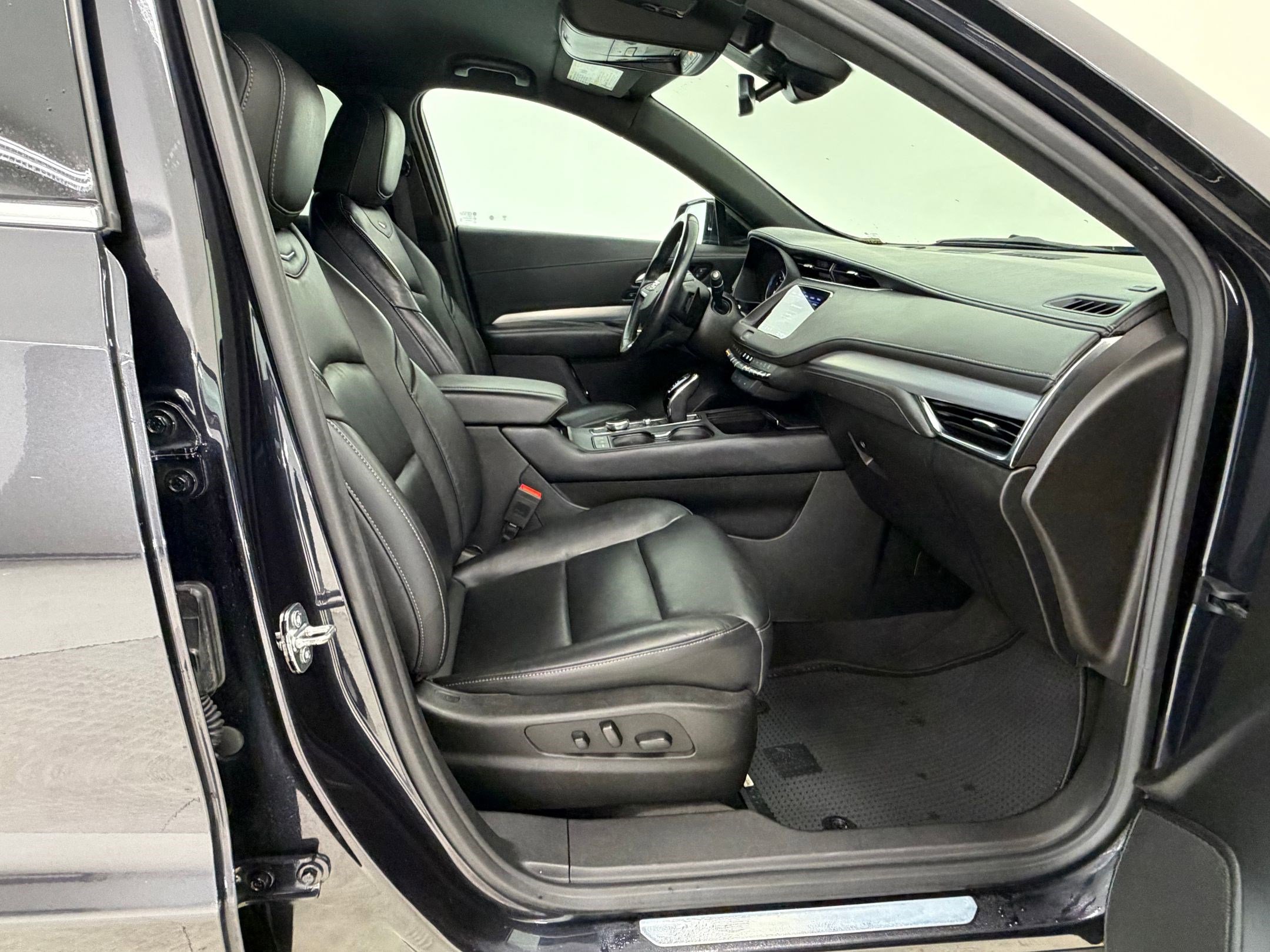 Used 2023 Cadillac XT4 Premium Luxury image 32