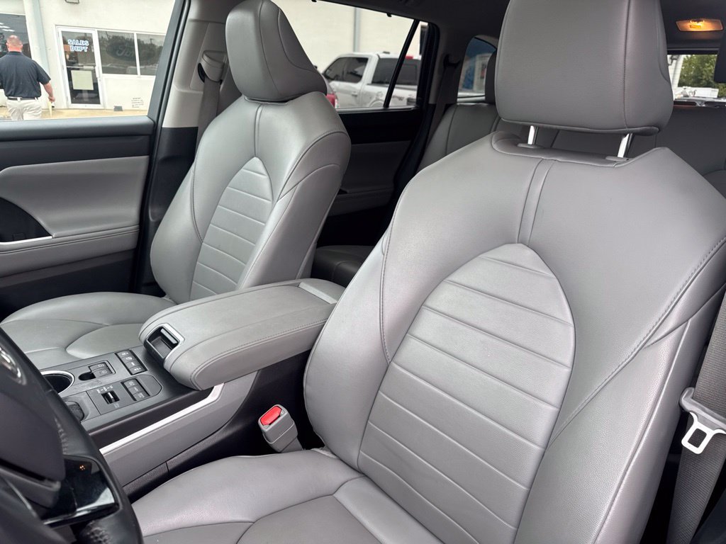 Used 2021 Toyota Highlander XLE AWD/4WD image 13