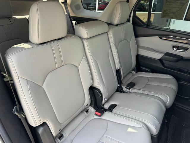 Used 2025 Honda Pilot Touring image 10