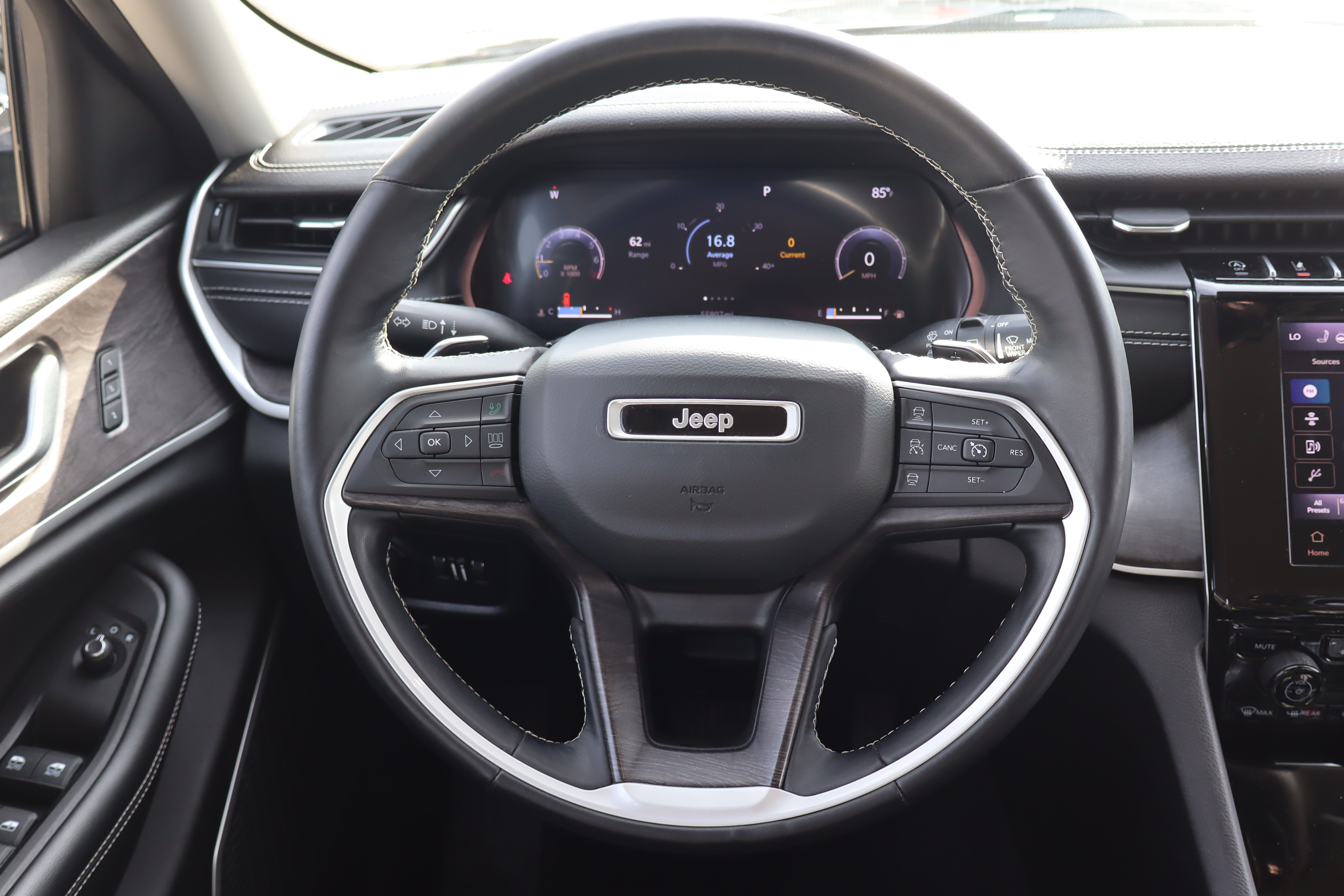 Used 2021 Jeep Grand Cherokee L Limited AWD/4WD image 16