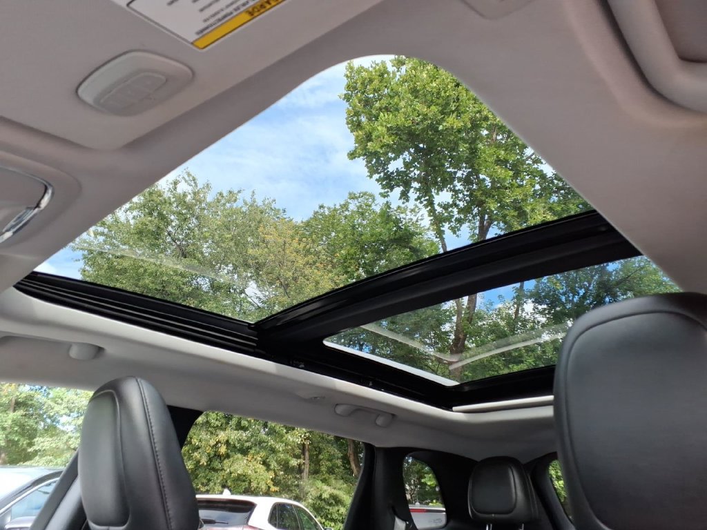 Used 2019 Jeep Cherokee Latitude Plus w/ Comfort/Convenience Group AWD/4WD image 17