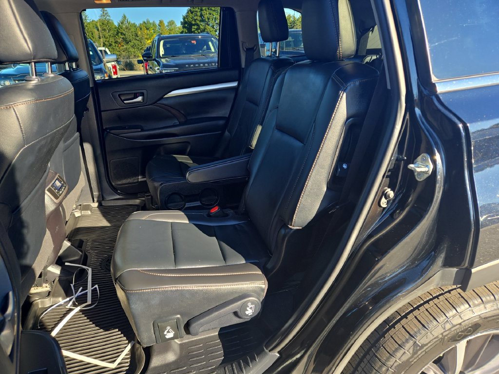 Used 2019 Toyota Highlander XLE w/ Carpet Mat Package (TMS) AWD/4WD image 4