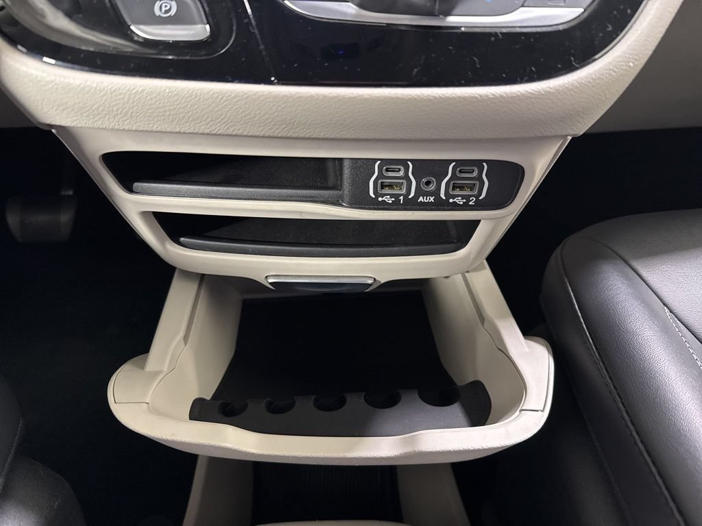 Used 2024 Chrysler Pacifica Touring-L FWD image 25