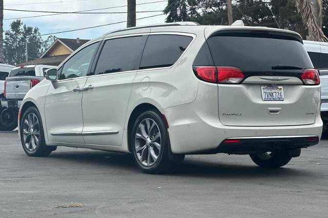 Used 2017 Chrysler Pacifica Limited image 3