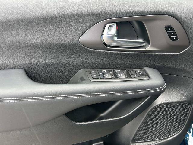 Used 2025 Chrysler Pacifica Select FWD image 22