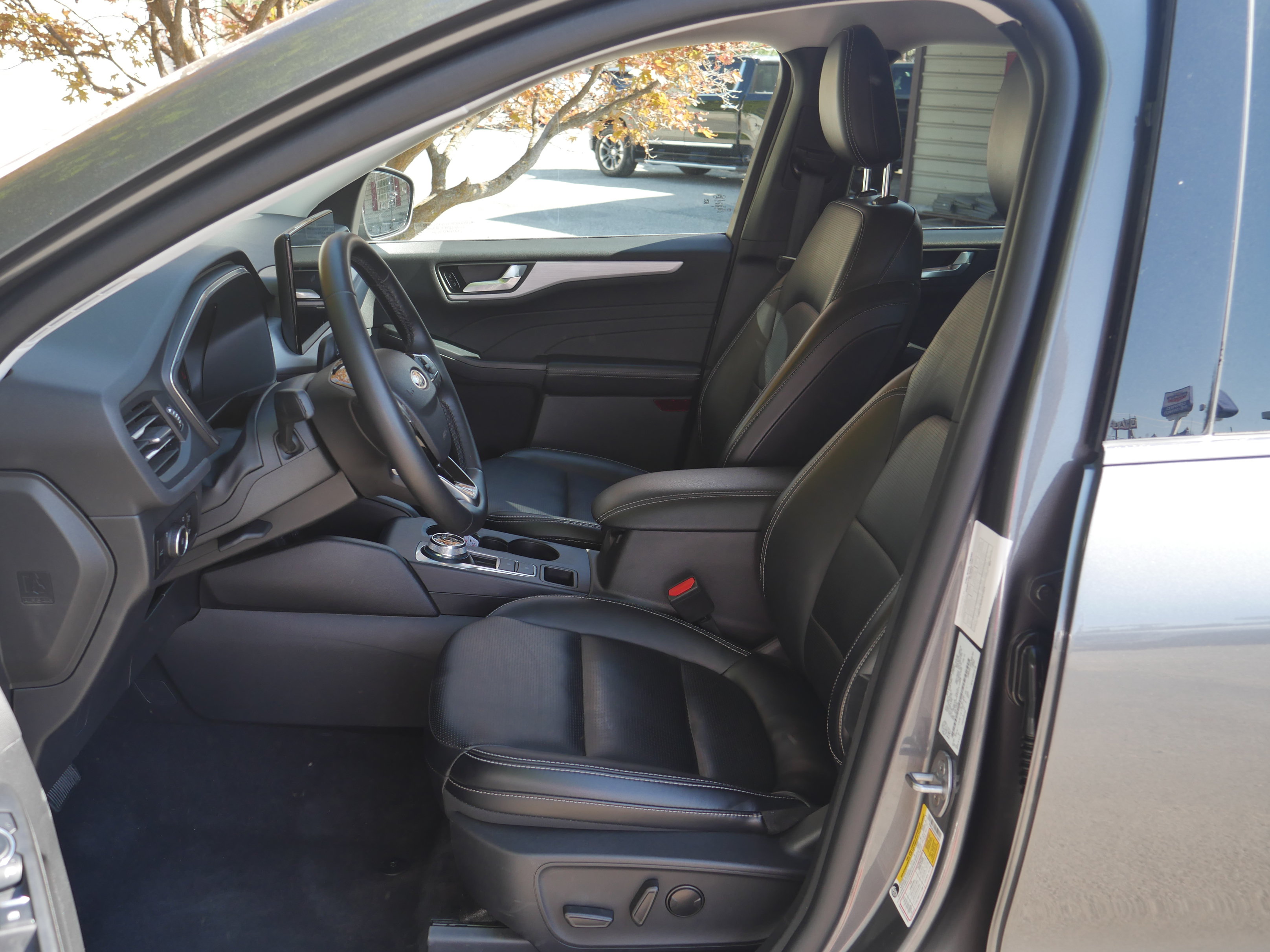 Certified 2025 Ford Escape Platinum AWD/4WD image 3